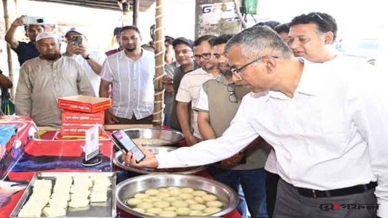 বাংলা কিউআর ক্যাম্পেইনে পূর্বাচল নিউ টাউনের নীলা মার্কেট পরিদর্শনে বাংলাদেশ ব্যাংকের গভর্নর