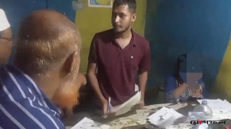 চায়ের দোকানে বসে এইচএসসির খাতা মূল্যায়ন, প্রভাষক আটক