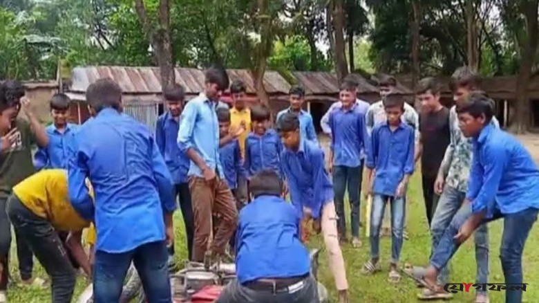 মারধরের অভিযোগে প্রধান শিক্ষক অবরুদ্ধ, উত্তাল স্কুল