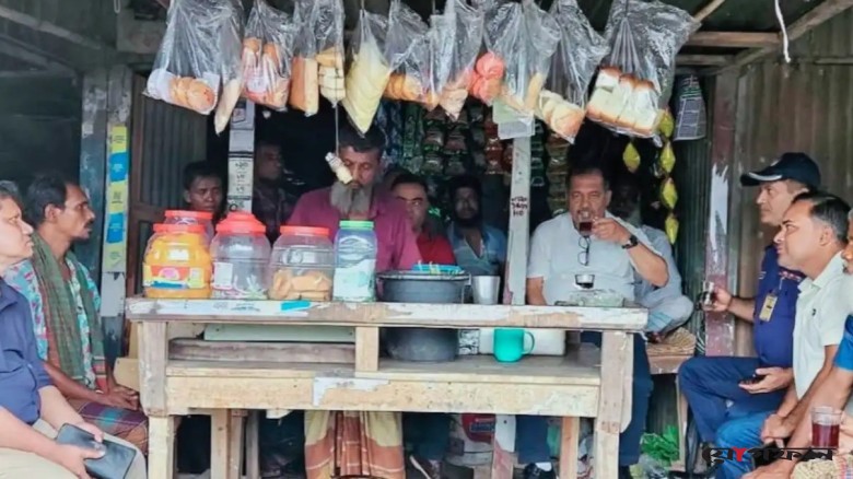 যাত্রাপথে টং দোকানে চায়ের আড্ডায় তথ্যমন্ত্রী