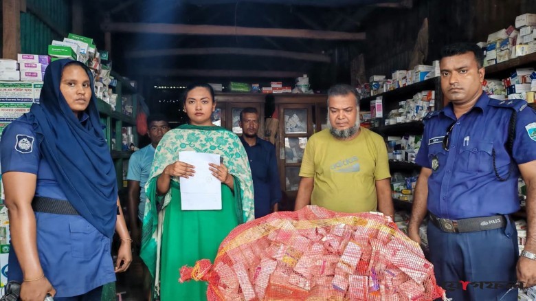 বেড়ায় ফার্মেসিতে মেয়াদোত্তীর্ণ ওষুধ, মালিককে ২০ হাজার টাকা জরিমানা