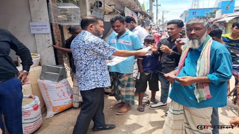 পাবনায় পলিথিনবিরোধী অভিযান, দুই দোকানিকে জরিমানা