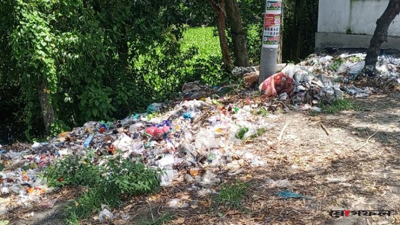 যাত্রী ছাউনির পাশে ময়লার স্তূপ, ভোগান্তিতে পথচারীরা