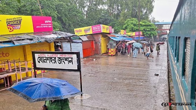 রেললাইনে পানি, চবির পথে আটকে দুই শাটল ট্রেন