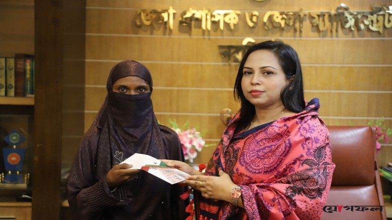 নরসিংদীতে অসহায় মালা আক্তারের পাশে জেলা প্রশাসন