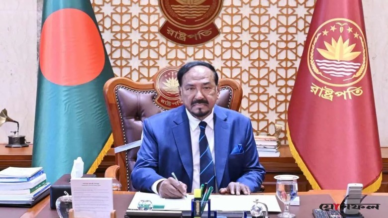বঙ্গভবন ছাড়লেন অস্থায়ী রাষ্ট্রপতি হাফিজ উদ্দিন