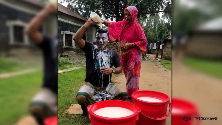 গাজীপুরে এক মণ দুধ দিয়ে গোসল করে বিএনপির রাজনীতি ছাড়লেন যুবদল নেতা