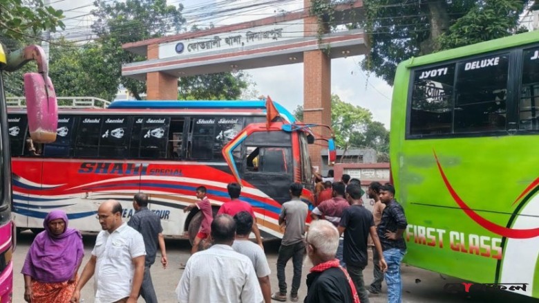 শ্রমিক নেতার গ্রেপ্তারের প্রতিবাদে থানা ঘেরাও, বাস চলাচল বন্ধ