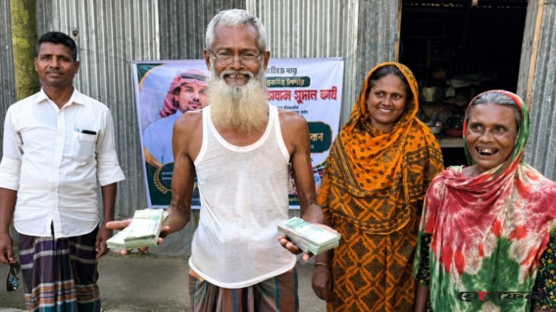 উইপোকায় নষ্ট হওয়া দুই লাখ টাকা ফিরে পেয়ে হাসি ফুটল তোফাজ্জলের মুখে