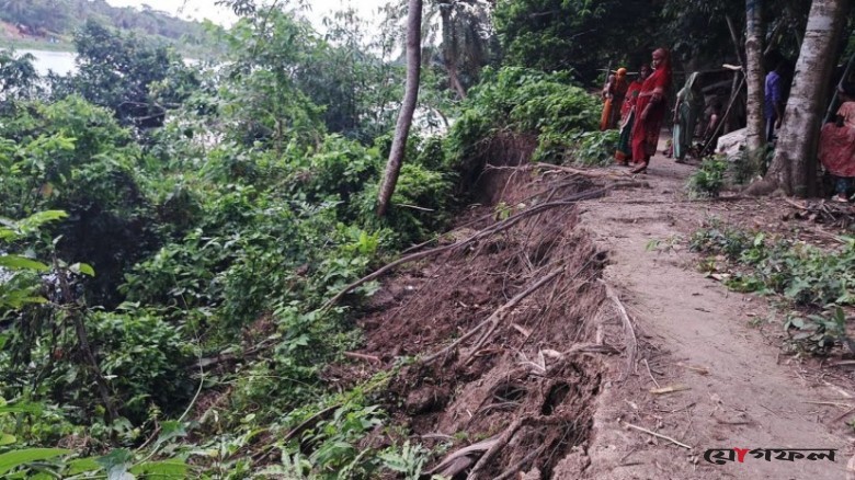 নদীভাঙনে হুমকিতে স্বাস্থ্য কমপ্লেক্স ও মহাশ্মশান