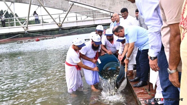 জিয়া উদ্যানে মাছের পোনা অবমুক্ত করলেন প্রধানমন্ত্রী তারেক রহমান
