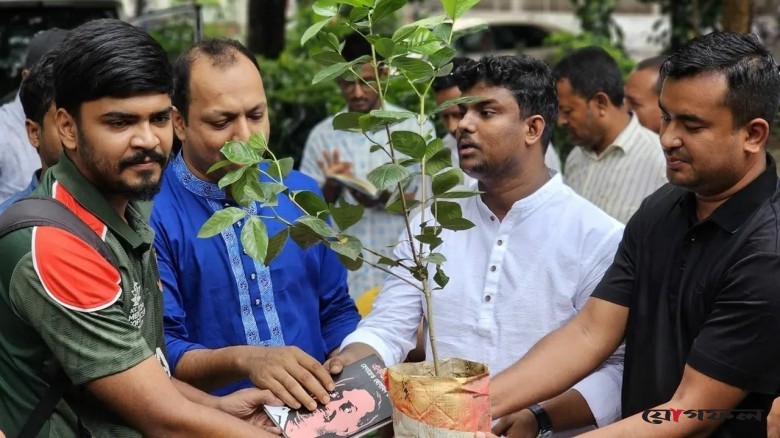 ঢাবিতে ৪৮ টাকায় বই, সঙ্গে উপহার গাছের চারা