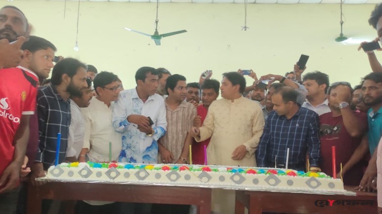 সাঁথিয়ায় ৪৮ পাউন্ডের কেক কেটে বিএনপির প্রতিষ্ঠাবার্ষিকী উদযাপন