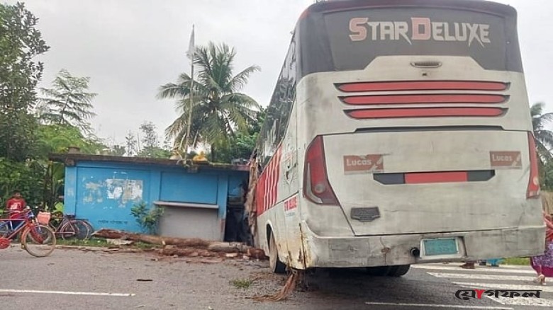 যশোরে নিয়ন্ত্রণ হারিয়ে এতিমখানায় বাস, নারী পথচারী নিহত