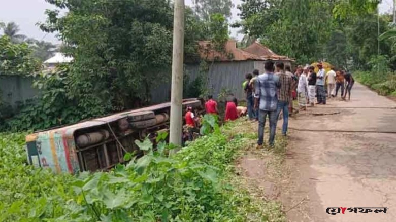গাজীপুরে শ্রমিকবাহী বাস খাদে, আহত ১৫