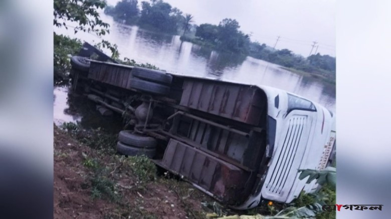 মেডিকেল শিক্ষার্থীদের ভ্রমণ বাস খাদে, আহত ২০