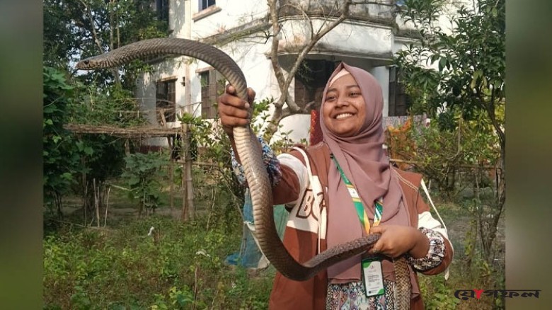 সাপের ভয় জয় করে ‘সাপুড়ে আপা’ মিতুর ছুটে চলা।