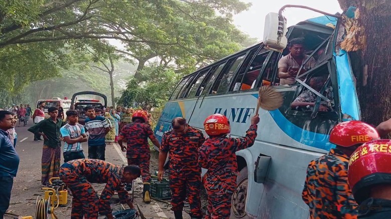 যশোর-মাগুরা মহাসড়কে নৈশকোচ নিয়ন্ত্রণ হারিয়ে গাছে ধাক্কা