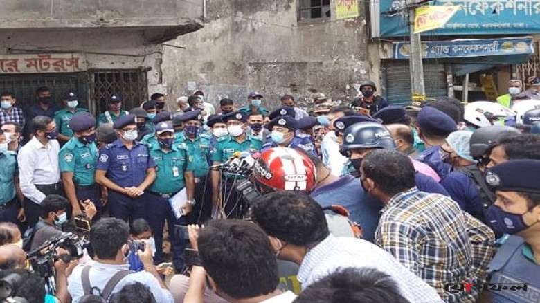 ঢাকার বিভিন্ন এলাকায় ককটেল বিস্ফোরণ, আহত ১; থানার সামনে বাসে আগুন