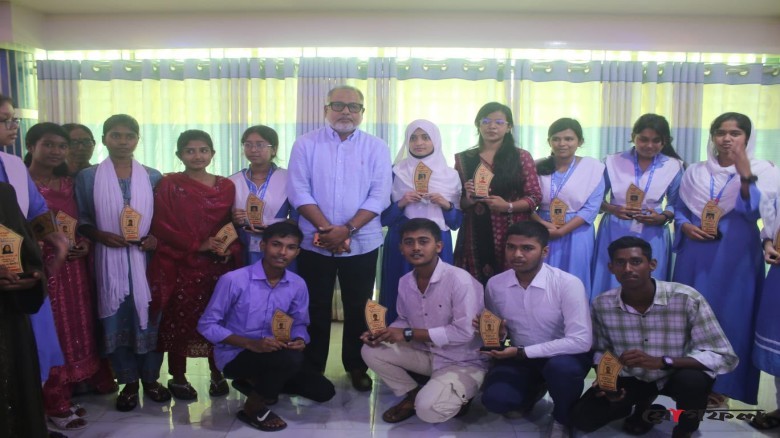 টুঙ্গিপাড়ায় কৃতি শিক্ষার্থীদের সম্মাননা, সহায়তার আশ্বাস এম পি জিলানীর