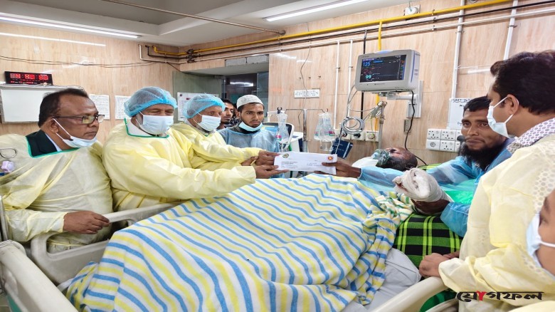 আশুলিয়া অগ্নিকাণ্ডে হতাহতদের পাশে সরকার: পরিদর্শনে হাসপাতালে এলজিআরডি মন্ত্রী