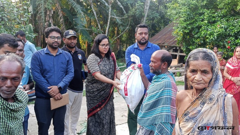 সন্ধ্যা নদীর ভাঙনে বসতঘর ও ৫ মন্দির বিলীন, ঝুঁকিতে ১৫ বাড়ি