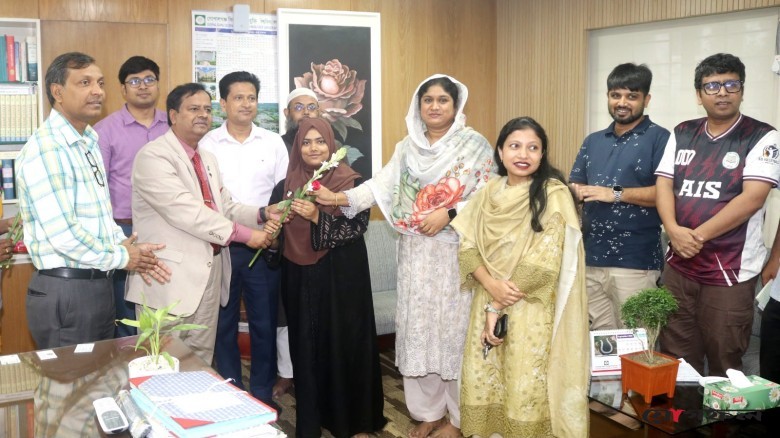 গোপালগঞ্জ জুডিশিয়ারিতে সুপারিশপ্রাপ্ত ৫ শিক্ষার্থীকে ফুলেল শুভেচ্ছা জানালেন গোবিপ্রবি উপাচার্য