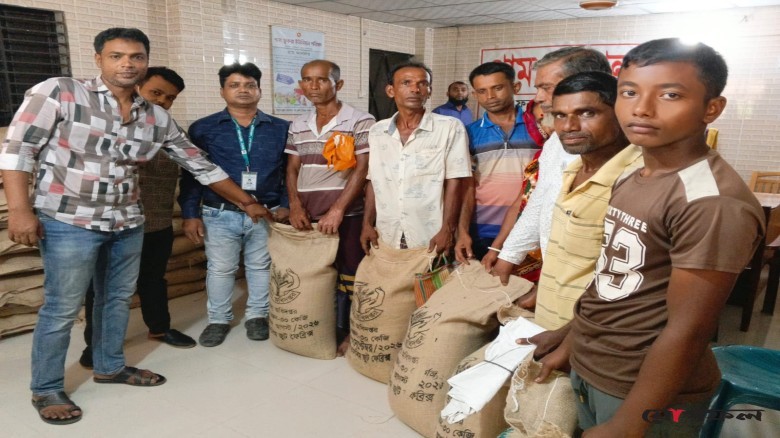 গোপালগঞ্জ কাশিয়ানীতে ২৩০ জেলে পরিবার পেল ৫ হাজার ৭৫০ কেজি চাল