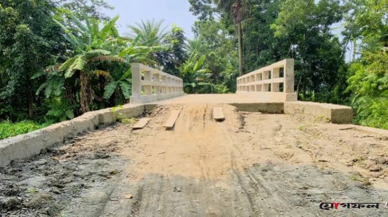 কাউখালীতে খালের ভাঙনে বিলীনের পথে ৮ গ্রামের যোগাযোগের সড়ক
