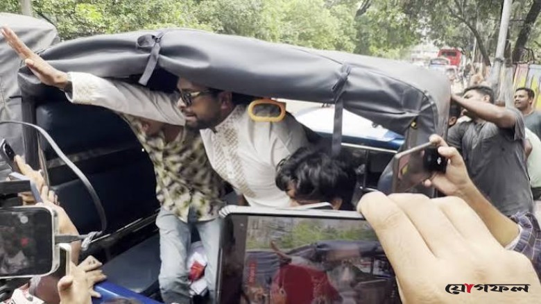 রবীন্দ্রনাথের গ্রাফিতিতে চুনকালি দিতে গিয়ে আটক রাষ্ট্র সংলাপ ফোরামের নেতা