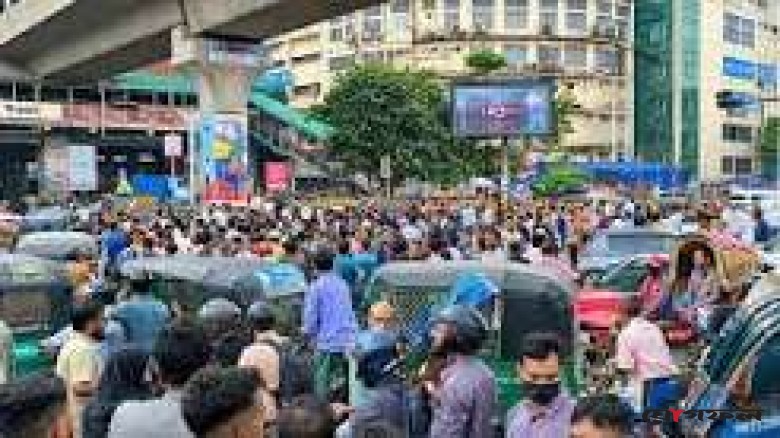 যুব উন্নয়ন অধিদপ্তরের নিয়োগ পরীক্ষা স্থগিত, ঢাকায় সড়ক অবরোধ পরীক্ষার্থীদের