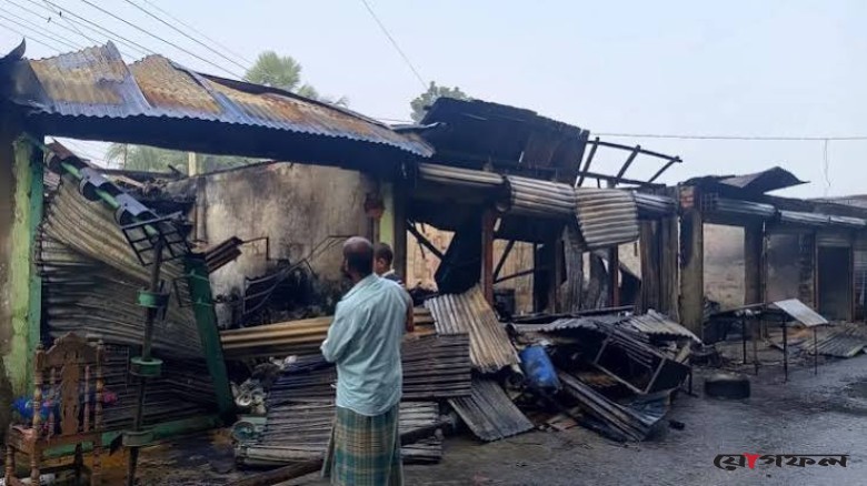 ফেনীতে আবারও আগুনের তাণ্ডব, পুড়ল ১৯ দোকান