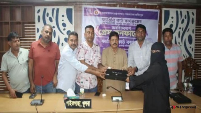 পাইকগাছায় ফ্যামিলি কার্ডের তথ্য সংগ্রহে ট্যাব বিতরণ