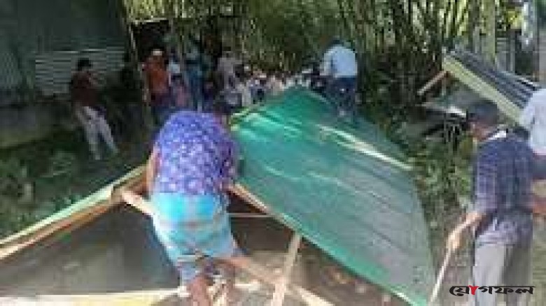 টাঙ্গাইলে রাস্তা বন্ধ, টিনের বেড়া ভেঙে মরদেহ নিয়ে গেলেন স্বজনরা