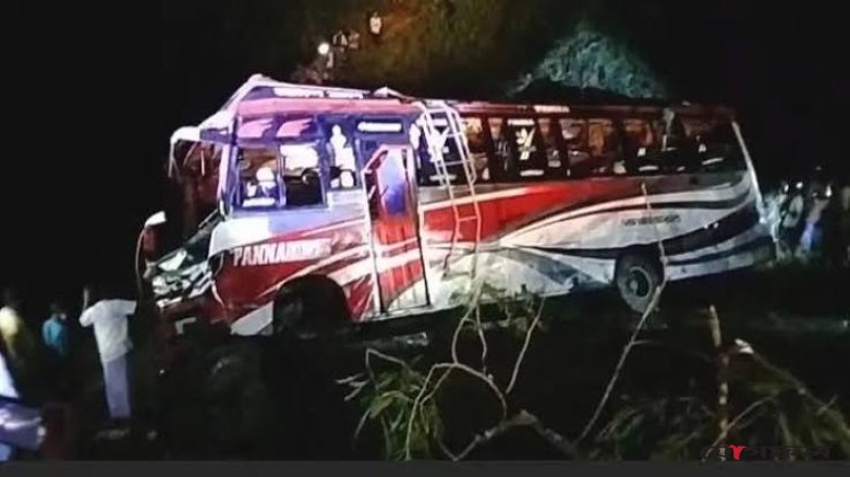 বরুড়ায় খাদে বলাকা পরিবহনের বাস, হেলপার নিহত
