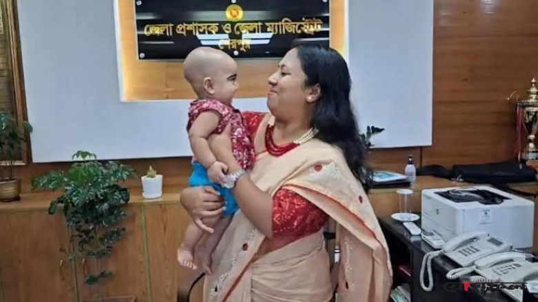 মা হারা শিশু আব্দুল্লাহকে কোলে নিয়ে আবেগাপ্লুত শেরপুরের ডিসি