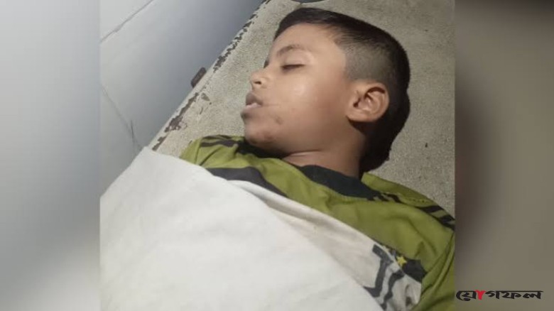 কচুয়া বাজারে মাইক্রোবাসের চাপায় প্রাণ গেল স্কুলছাত্রের
