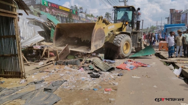 সাতকানিয়ায় মহাসড়ক দখলমুক্ত করতে দুই শতাধিক অবৈধ স্থাপনা উচ্ছেদ