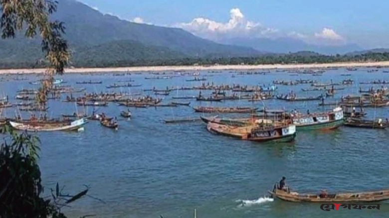 জাদুকাটা নদীতে ফিরছে শ্রমিকদের কর্মচাঞ্চল্য