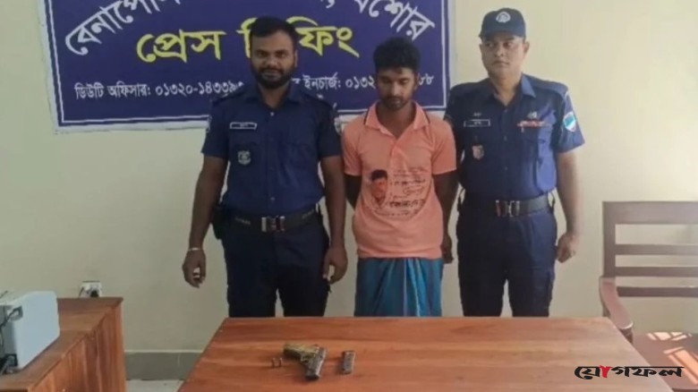 মুরগিভর্তি ভ্যানে মিলল পিস্তল, ম্যাগাজিন ও গুলি; চালক আটক