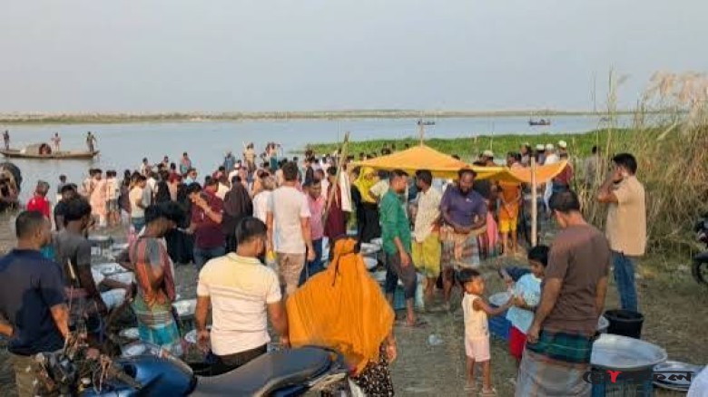 নিষেধাজ্ঞা উপেক্ষা করে পদ্মায় ইলিশ শিকার, নদীপাড়ে বসেছে অবৈধ হাট
