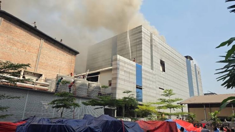 টঙ্গীতে ড্রাগ ইন্টারন্যাশনালের কারখানায় ভয়াবহ আগুন, নিয়ন্ত্রণে ২০ ইউনিট