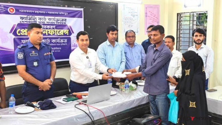 দৃষ্টিহীন রাসেলের চিকিৎসায় ১ লাখ ১০ হাজার টাকা দিল উপজেলা প্রশাসন