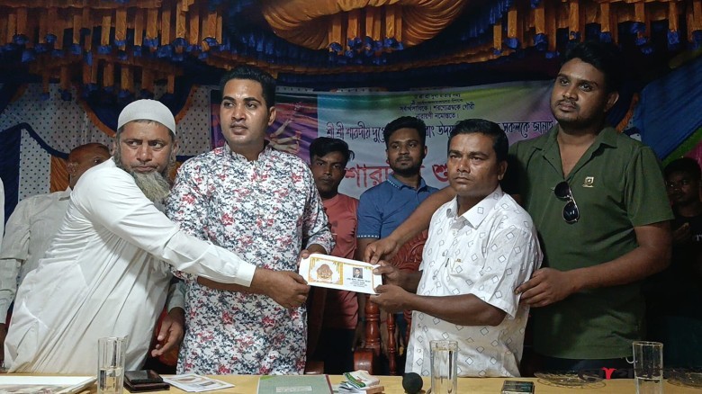 শারদীয় দুর্গোৎসবে পূজামণ্ডপে চেয়ারম্যান প্রার্থী শাওন, দিলেন আর্থিক সহায়তা