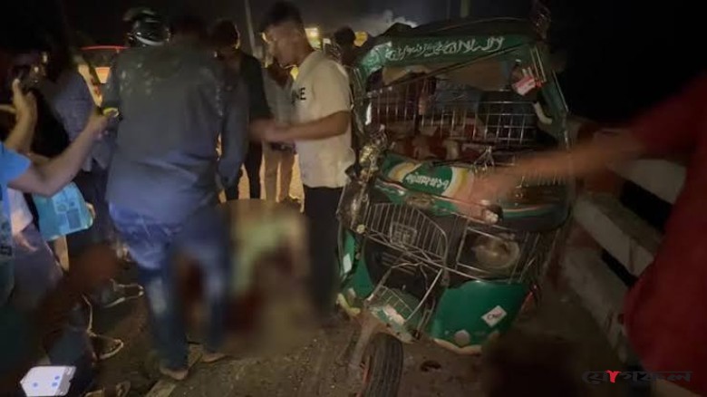 সাতকানিয়ায় বাস-অটোরিকশা সংঘর্ষে বাবা-মেয়ের মৃত্যু, বাসে আগুন