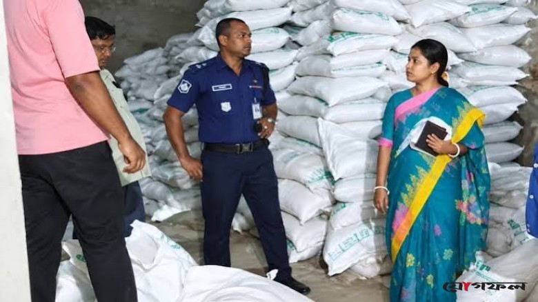 দামুড়হুদায় অবৈধভাবে মজুত ১,৫০০ বস্তা সার জব্দ, ডিলারের বিরুদ্ধে মামলা