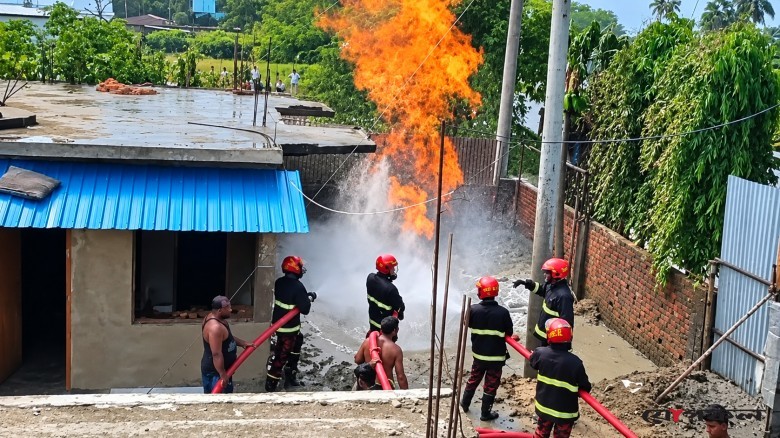 ইনানীতে মাটি খুঁড়তেই আগুনের কুণ্ডলী, গ্যাসের উপস্থিতির শঙ্কা
