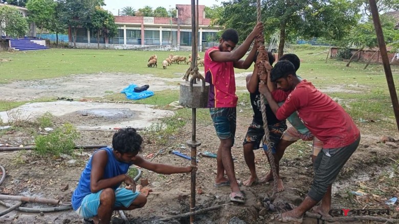 পাইকগাছায় স্কুল ও ঘূর্ণিঝড় আশ্রয়কেন্দ্র নির্মাণে মাটির গুণাগুণ পরীক্ষা